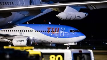 2023-11-04 18:23:21 EINDHOVEN - Passagiers afkomstig uit Gaza verlaten een charter op vliegbasis Eindhoven. De groep, waaronder 16 Nederlanders, mensen met een Nederlandse verblijfsstatus en hun kerngezinnen, heeft de Gazastrook verlaten via de grens met Egypte. ANP ROB ENGELAAR