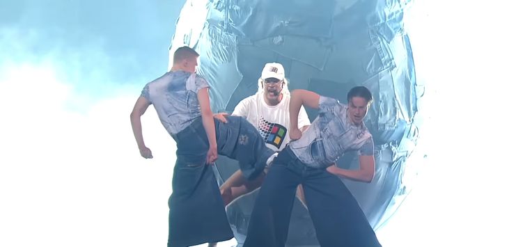 Windows95man treedt namens Finland op tijdens het songfestival in Zweden.