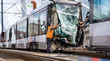 ROTTERDAM - De gebotste trams op de Erasmusbrug worden gereedgemaakt om te worden geborgen. Twee trams botsten op elkaar, met meerdere gewonden als gevolg. MEDIATV / ANP