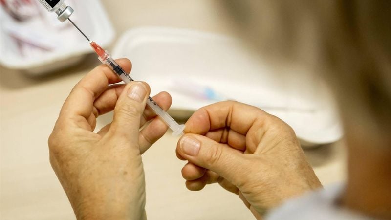 ALKMAAR - Voorbereidingen op een vaccinatielocatie voor een coronavaccinatie. Mensen die een hoger risico lopen om ernstig ziek te worden door corona, onder wie 60-plussers en zwangeren, konden weer een coronaprik halen. Dit gold ook voor zorgmedewerkers met direct patiënt en/of clientcontact. ANP KOEN VAN WEEL