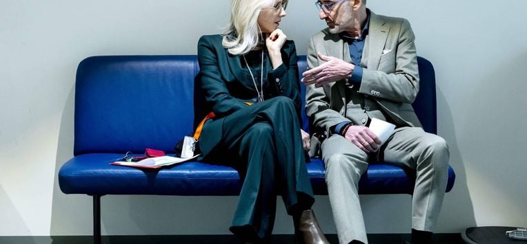 DEN HAAG - Mona Keijzer, demissionair minister van Volkshuisvesting en Ruimtelijke Ordening en demissionair minister voor Asiel en Migratie, praat met Henk Vermeer (BBB) in de wandelgang tijdens het wekelijkse vragenuur in de Tweede Kamer. REMKO DE WAAL / ANP