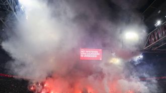 AMSTERDAM - Supportersactie van Ajax supporters ter nagedachtenis van een 29 jarige F-side supporter genaamd Tum tijdens de Nederlandse Eredivisie wedstrijd tussen AFC Ajax en FC Groningen in de Johan Cruijff ArenA op 30 november 2025 in Amsterdam, Nederland. ANP OLAF KRAAK