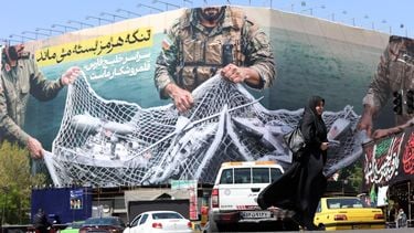 epaselect epa12870208 Traffic passing a huge political billboard reading in Persian ’The Strait of Hormuz will remain closed', in Enghelb square in Tehran, Iran, 05 April 2026. Iran's Revolutionary Guards (IRGC) said a US aircraft that had been searching for the crew member of a missing US fighter jet had been destroyed, Iranian media reported on 05 April 2026.  EPA/ABEDIN TAHERKENAREH