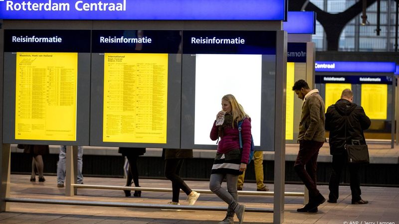 ROTTERDAM - Reizigers tijdens de avondspits op station Rotterdam Centraal een aantal dagen nadat de nieuwe dienstregeling van de NS van start is gegaan. ANP JERRY LAMPEN