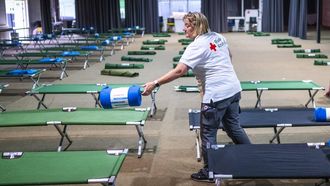GRONINGEN - Medewerkers van het Rode Kruis bouwen een opvanglocatie op in congrescentrum Hanzeplaza. De locatie is door de gemeente Groningen aangeboden aan asielzoekers voor wie geen plek is in het opvangcentrum in Ter Apel. JILMER POSTMA / ANP