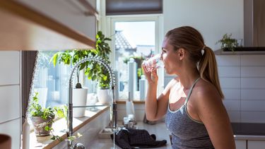 Nederlanders willen meer water drinken, maar doen het niet