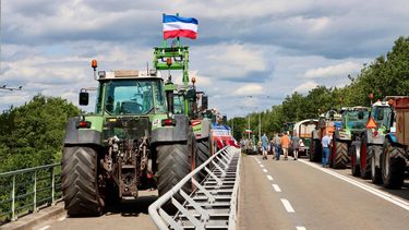 DEURNINGEN - Een groep tractoren rijdt over de N737 in Deurningen. De tractoren maken deel uit van een nieuwe protestactie. PERSBUREAU FOTOMOMENT / ANP