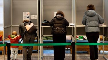 ROTTERDAM - Kiezers brengen hun stem uit bij stembureaus in de stad, waaronder op Rotterdam Centraal. In heel Rotterdam kunnen mensen op verschillende locaties hun stem uitbrengen tijdens de gemeenteraadsverkiezingen. IRIS VAN DEN BROEK / ANP