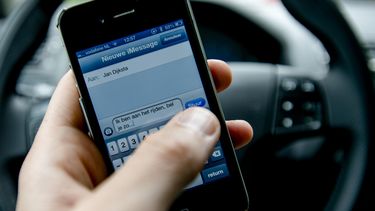 Minister: 'bedienen van telefoon' in auto verbieden