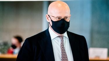 Een foto van minister Ferd Grapperhaus met een mondkapje op; hij wil een verbod op het verkopen van messen aan jongeren