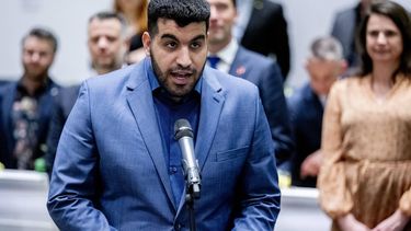 DEN HAAG - Dhr. Assad (Yousef)   D66  legt de eed af als nieuw raadslid van de gemeente Den Haag. Tijdens een speciale vergadering worden de nieuwe leden geïnstalleerd. ANP ROBIN UTRECHT