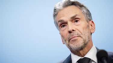 DEN HAAG - Premier Dick Schoof tijdens een persconferentie in Nieuwspoort na afloop van de ministerraad. Tijdens de persconferentie gaf Schoof onder meer een toelichting over de spoedwet asiel, waarmee het kabinet heeft ingestemd. ANP SEM VAN DER WAL