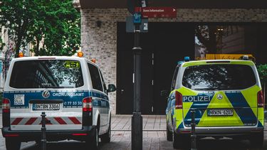 Op deze foto zijn twee auto's te zien van de Duitse politie.