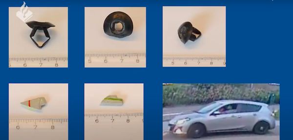 foto van Mazda en gevonden stukken in de berm