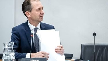 DEN HAAG - Minister Eddy van Hijum (Sociale Zaken en Werkgelegenheid) tijdens een debat in de Tweede Kamer over verschillende pensioenonderwerpen. Gesproken werd onder meer over de consequenties van het aanpassen van de pensioenwet. ANP REMKO DE WAAL