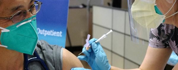 Een foto van een Amerikaan die het vaccin tegen corona krijgt toegediend