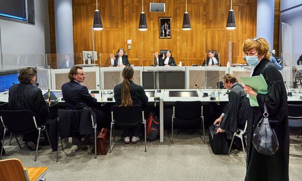 Een foto van het hof in Den Haag dat zich buigt over de avondklok