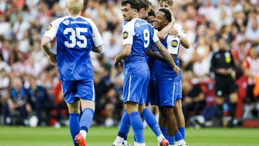 EINDHOVEN - Elijah Dijkstra van AZ Alkmaar (r) krijgt de felicitatie's na het scoren van 0-3 tijdens de 30ste editie van de Johan Cruijff Schaal tussen PSV Eindhoven en AZ Alkmaar in het Phillips stadion op 2 augustus 2026 in Eindhoven, Nederland. PIETER STAM DE JONGE / ANP