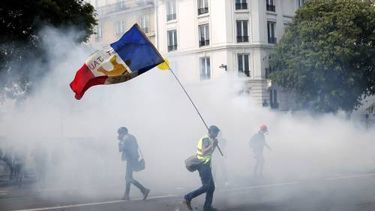 Politie zet traangas in bij protesten Parijs