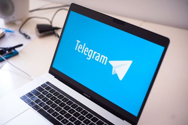 Een foto van een laptop met Telegram