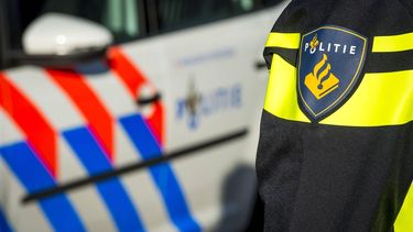 2014-11-24 11:12:44 AMSTERDAM - Een Amsterdamse politieman in zijn nieuwe uniform. Ruim 3200 agenten in Aalsmeer, Amstelveen, Amsterdam, Diemen, Ouder Amstel en Uithoorn krijgen het nieuwe uniform. ANP LEX VAN LIESHOUT