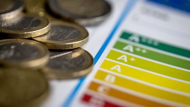 Nederlanders hebben dit jaar een iets lagere energierekening, waar komt dat door?