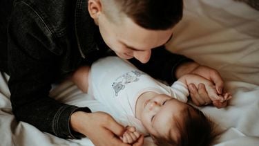 Twee weken vaderschapsverlof gelinkt aan positieve ontwikkeling van kind, blijkt uit onderzoek