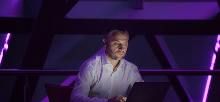 man werkt door tot diep in de nacht