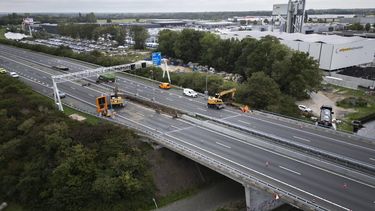 NIJKERK - Dronefoto van de Hardenbergerbrug. Een aannemer voert herstelwerkzaamheden uit bij de brug. Tijdens een inspectie bleek zand en grind te zijn weggespoeld rond de pijlers. Omdat Rijkswaterstaat de veiligheid van de constructie niet kan garanderen, werd de brug in beide richtingen afgesloten. JEROEN JUMELET / ANP