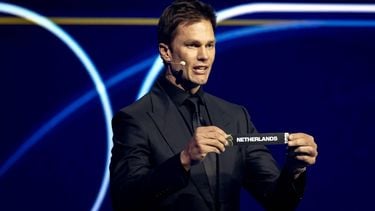 WASHINGTON - Tom Brady trekt Nederland tijdens de loting voor het WK voetbal in 2026 in de Verenigde Staten. ANP KOEN VAN WEEL