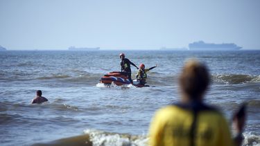 Op deze foto is de zee bij Den Haag te zien, waar leden van de reddingsbrigade drenkelingen proberen te helpen.