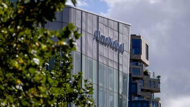 AMSTERDAM - Exterieur hoofdkantoor AkzoNobel na afloop van de buitengewone aandeelhoudersvergadering (bava) van het verfconcern. De vergadering gaat over de voorgestelde fusie met coatingproducent Axalta Coating Systems. ROBIN LONKHUIJSEN / ANP