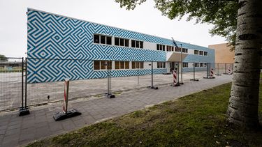 Het pand aan de Naritaweg nabij station Sloterdijk wordt omgebouwd tot de islamitische middelbare school Cornelius Haga Lyceum van de Stichting Islamitisch Onderwijs (SIO).