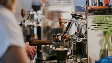 Het Dilemma: 'Moet ik mijn ex vragen om koffie te drinken, ook al heeft hij een nieuwe vriendin?'