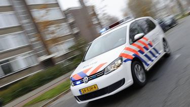 ILLUSTRATIE  - Een politieauto is onderweg met sirene en zwaailicht. ANP  XTRA LEX VAN LIESHOUT
