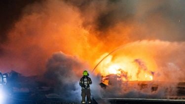 ROTTERDAM - Brandweer bij een appartementencomplex aan de Schammenkamp, waar na een explosie brand is uitgebroken. Bij een garagebedrijf hebben explosies plaatsgevonden en daardoor is een voertuig in brand gevlogen. Dat vuur is vervolgens overgeslagen naar het wooncomplex. ANP JEFFREY GROENEWEG