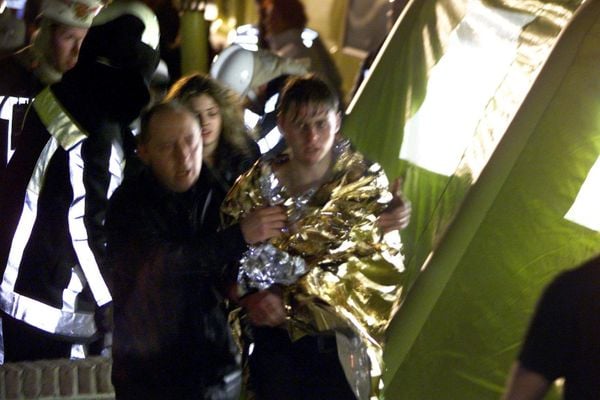Een foto van hulpverleners en een slachtoffer bij de brand van Volendam