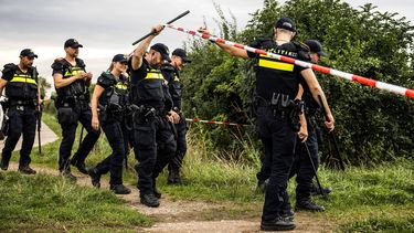 NEDERASSELT - De Mobiele Eenheid van de politie doet onderzoek in een weiland een dag na het schietincident in het Gelderse Overasselt. Bij het incident kwam een 51-jarige man uit Wijchen om het leven en raakten twee agenten gewond. ROB ENGELAAR / ANP