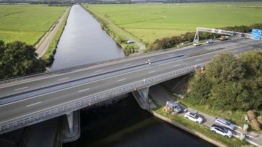 NIJKERK - Dronefoto van de Hardenbergerbrug bij Nijkerk waar de A28 overheen loopt, is in beide richtingen afgesloten. Rijkswaterstaat kan nog niks zeggen over wat er precies aan de hand is en hoelang de brug dicht moet blijven. JEROEN JUMELET / ANP