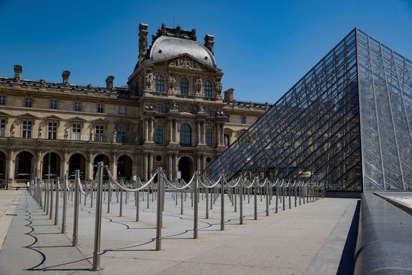 Een foto van een leeg plein voor het Louvre tijdens corona