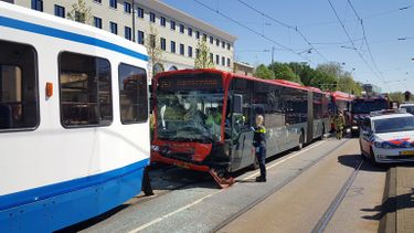 Tram botst met bus in Amsterdam: veertien gewonden