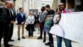 Op deze foto zijn leden van de stichting LGBT Asylum Support te zien, toen ze een petitie aanboden aan de Tweede Kamer.