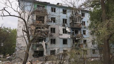 epa13128704 The site of a Russian guided bomb strike on a  residential area of Zaporizhzhia, Ukraine, 23 July 2026, amid the Russian invasion. At least 18 people were injured in a Russian guided bomb attack on a private medical center and residential buildings in Zaporizhzhia, according to the Zaporizhzhia Regional Military Administration.  EPA/OLEG MOVCHANIUK
