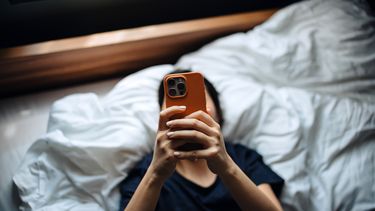 social, social media, jongeren, telefoon, verslaving