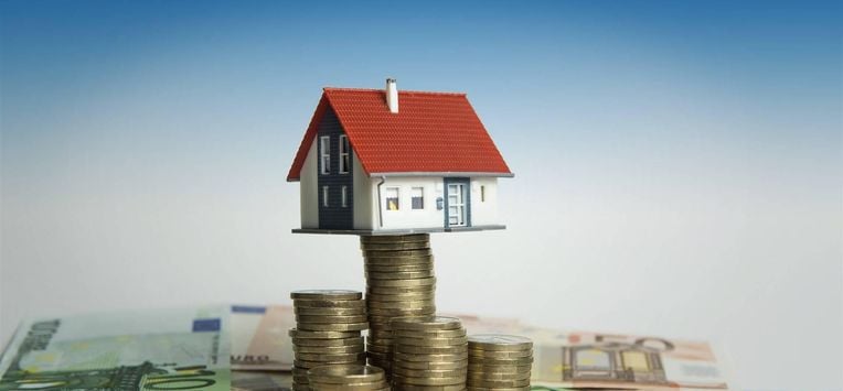DEN HAAG - ILLUSTRATIE Hypotheek, huis met geld. ANP XTRA LEX VAN LIESHOUT Zoveel huiseigenaren verwachten moeite met betalen vaste lasten woonlasten