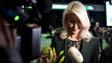 BARNEVELD - Mona Keijzer loopt weg nadat ze haar vertrek als lid bekend heeft gemaakt bij de algemene ledenvergadering van de BoerBurgerBeweging. De bijeenkomst stond in het teken van de recente ontwikkelingen rond de leiderschapswissel en welke koers de partij wil varen. SEM VAN DER WAL / ANP