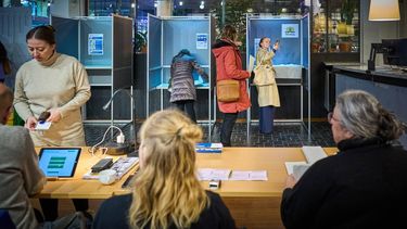 DEN HAAG - Een vrouw maakt nog een selfie in het stemhokje tijdens het stemmen voor de Tweede Kamerverkiezingen bij Prodemos in Den haag. ANP PHIL NIJHUIS