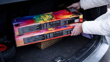S-GRAVENZANDE - Een vuurwerkliefhebber laadt vuurwerk in de achterbak van een auto, bij een verkooppunt in een tuincentrum. Traditiegetrouw is de vuurwerkverkoop toegestaan op de laatste drie dagen van het jaar. ANP LINA SELG