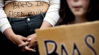 AMSTERDAM - Demonstranten tijdens een solidariteitsdemonstratie voor het abortusrecht op de Dam. Aanleiding voor de demonstratie is het nieuws van deze week dat in de Verenigde Staten mogelijk het federale abortusrecht wordt afgeschaft. ANP KOEN VAN WEEL