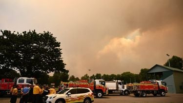 epa12637359 Firefighters prepare as smoke billows from the Longwood bushfire at a staging area outside Seymour in Victoria, Australia, 09 January 2026. Property has been destroyed, and people are missing in northeast Victoria amid out-of-control bushfires. Emergency evacuation warnings have been issued by Emergency Management Victoria.  EPA/JOEL CARRETT AUSTRALIA AND NEW ZEALAND OUT